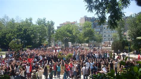 Gezi Park Protests: Um Turbilhão de Ideias e Idealismo na Praça do Povo