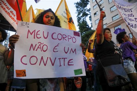 Protestos do Dia das Mulheres: Uma Análise da Coragem e da Resistência de Farnaz Ghadami