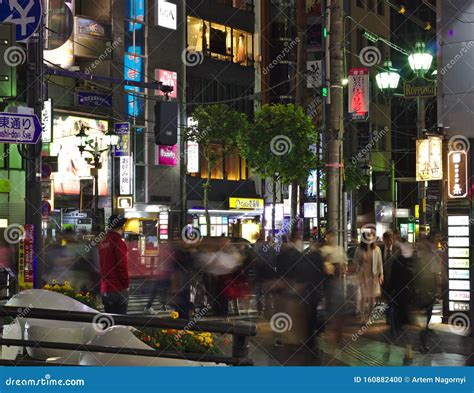 六本木 夜カフェ - 都市の孤独と光の交差点